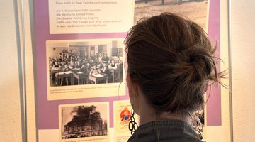 Besucherin der Ausstellung "Erinnern und Engagieren digital"