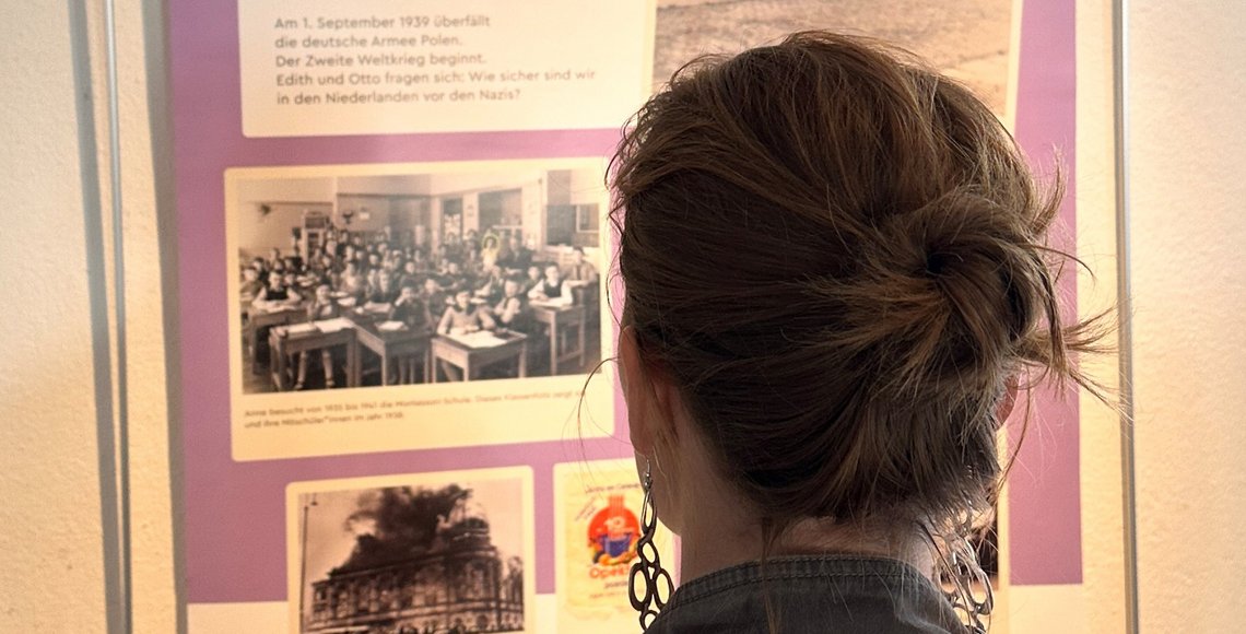 Besucherin der Ausstellung "Erinnern und Engagieren digital"