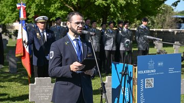 Der deutsche Bundes Militärrabbiner Zsolt Balla spricht ein Gebet für den Landsturmmann Meyer Levi