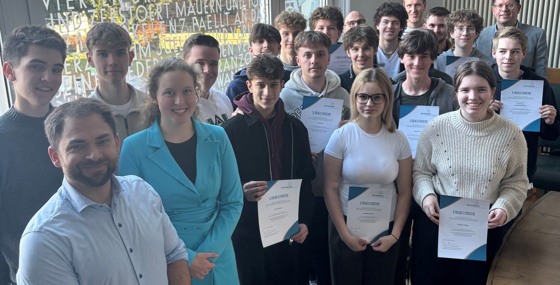 Trugen zum würdigen Volkstrauertag bei: Schüler und Lehrkräfte der Erkelenzer Gymnasien