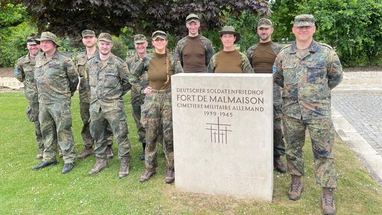 Das Arbeitskommando des KdoIT-SBW vor dem Denkmal