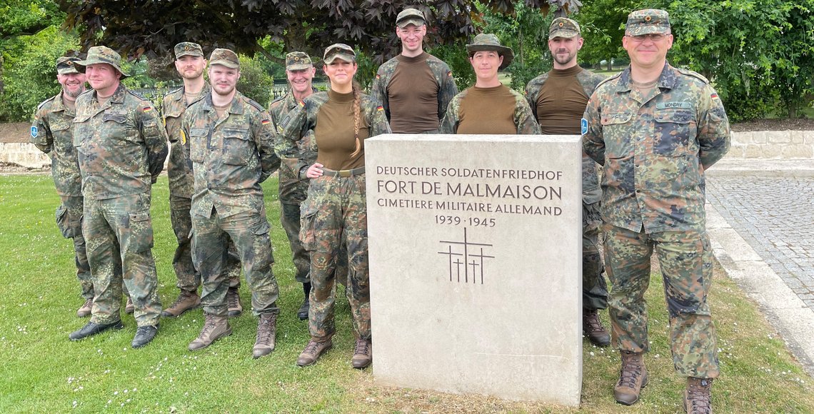 Das Arbeitskommando des KdoIT-SBW vor dem Denkmal