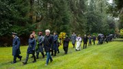 Auf dem Weg zur Kranzniederlegung am Ehrenmal